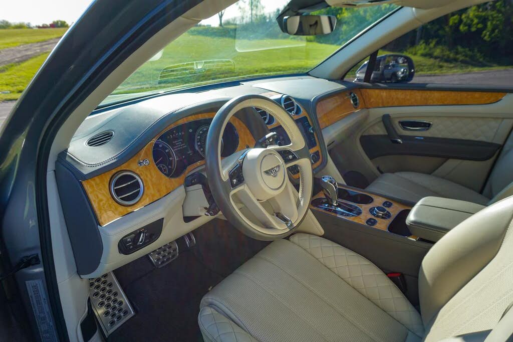 2017 Bentley Bentayga W12 AWD photo 21