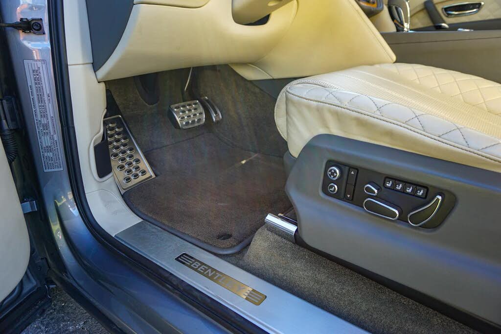 2017 Bentley Bentayga W12 AWD photo 24