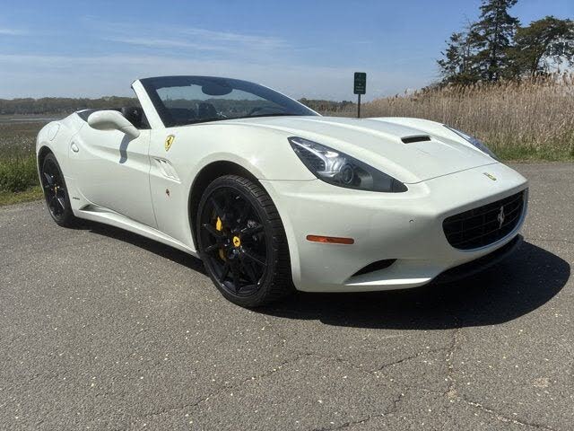 2011 Ferrari California Roadster photo 2