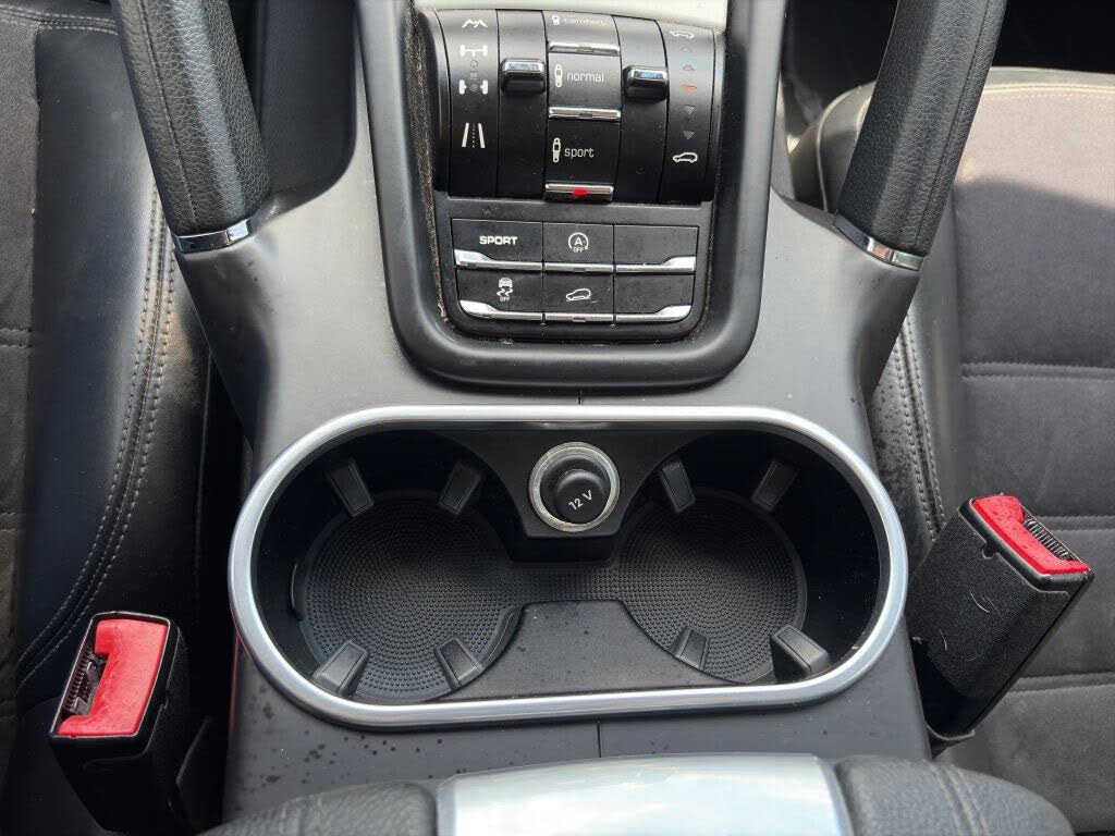 2013 Porsche Cayenne GTS AWD photo 16