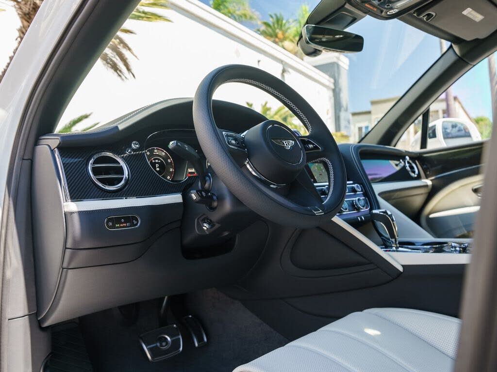 2025 Bentley Bentayga V8 AWD photo 2