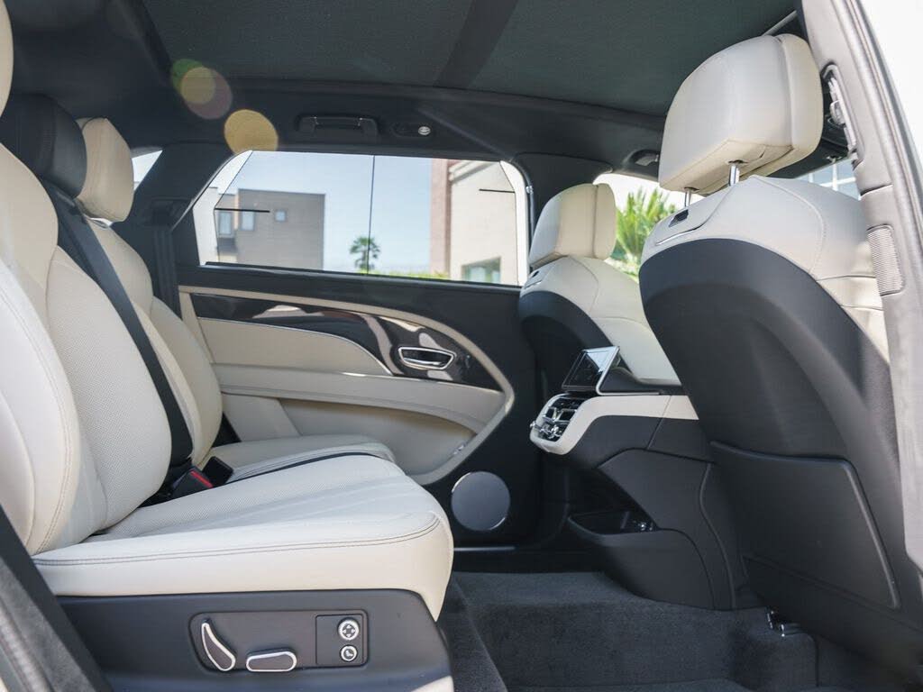 2025 Bentley Bentayga V8 AWD photo 23