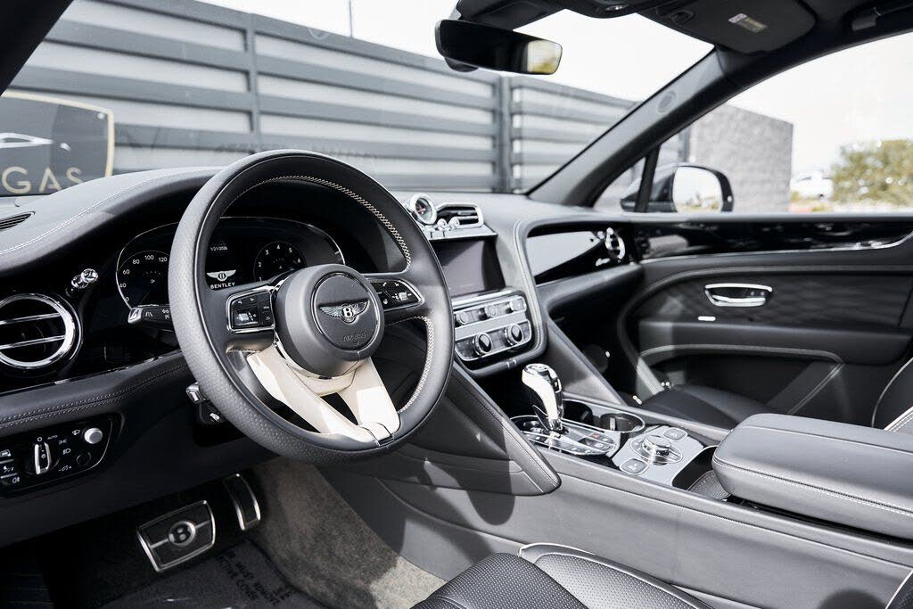 2023 Bentley Bentayga Azure V8 AWD photo 2