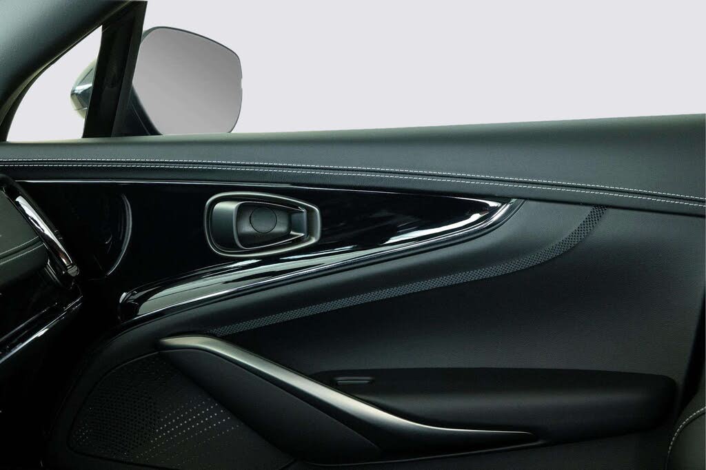 2026 Aston Martin DBX 707 AWD photo 14