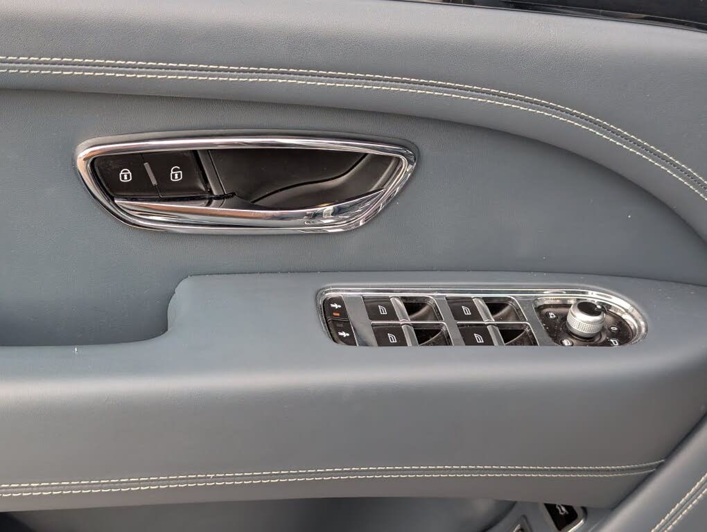 2023 Bentley Bentayga EWB V8 AWD photo 17