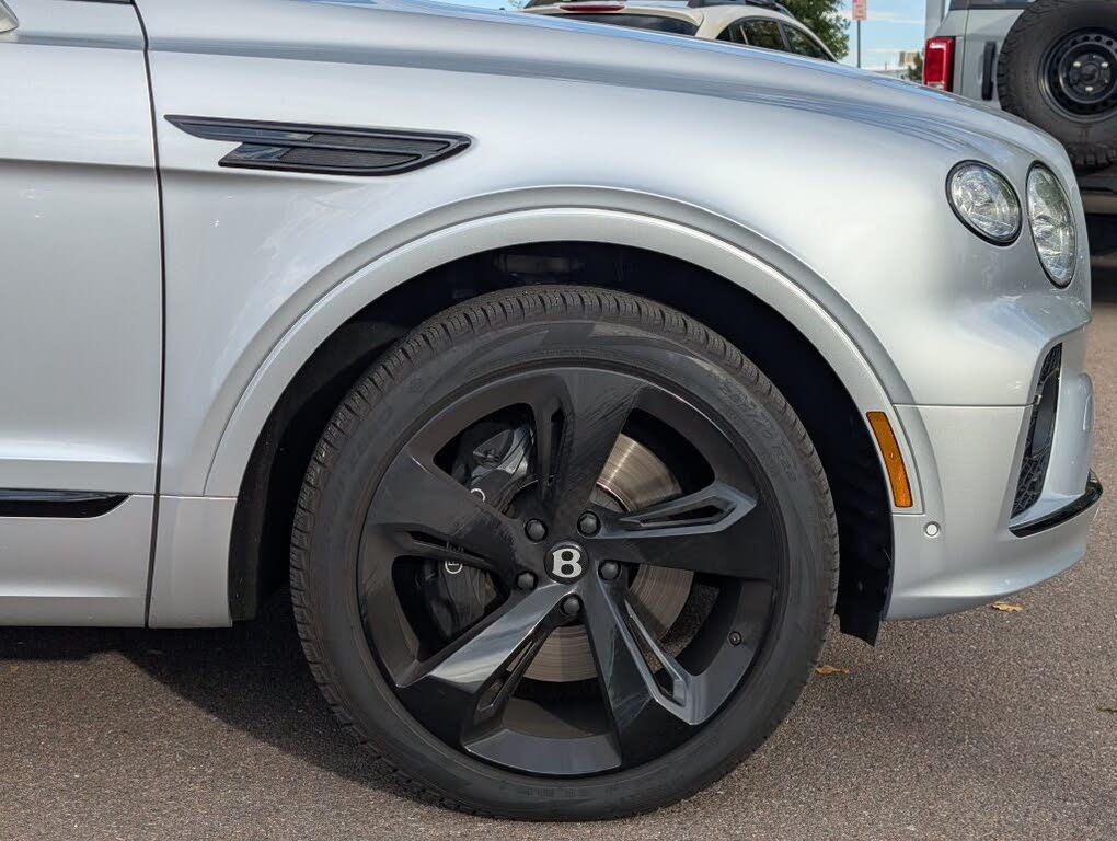 2023 Bentley Bentayga EWB V8 AWD photo 6