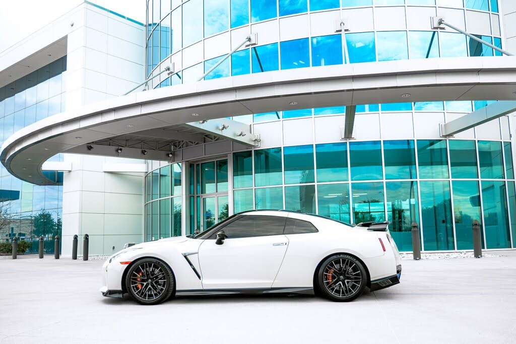 2020 Nissan GT-R Premium AWD photo 2