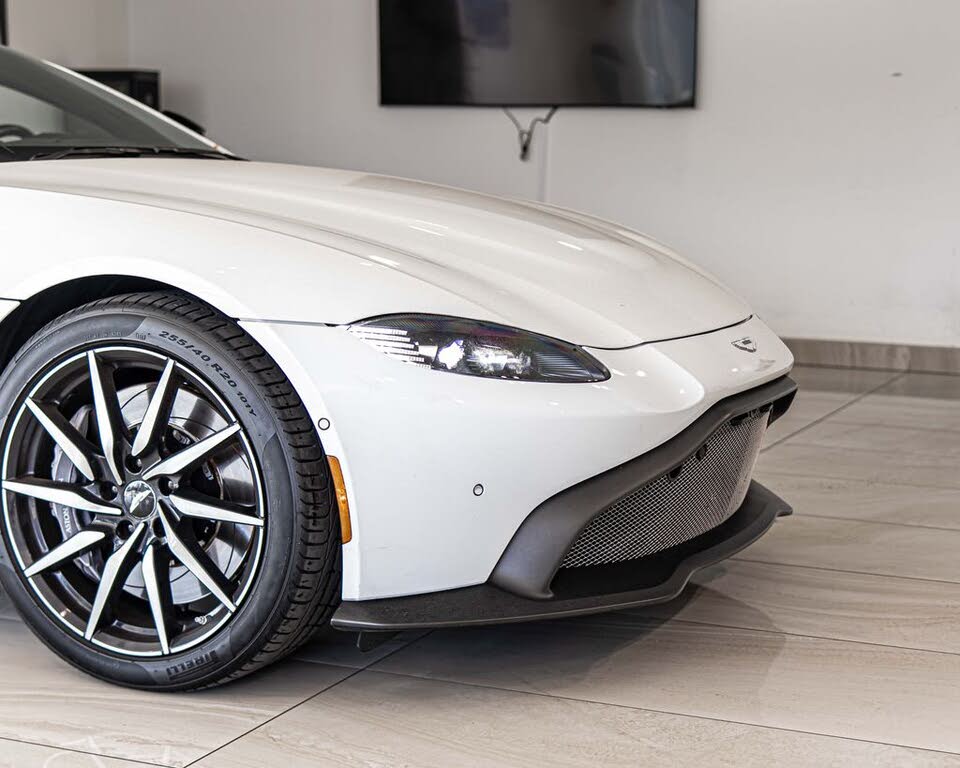 2019 Aston Martin Vantage RWD photo 3