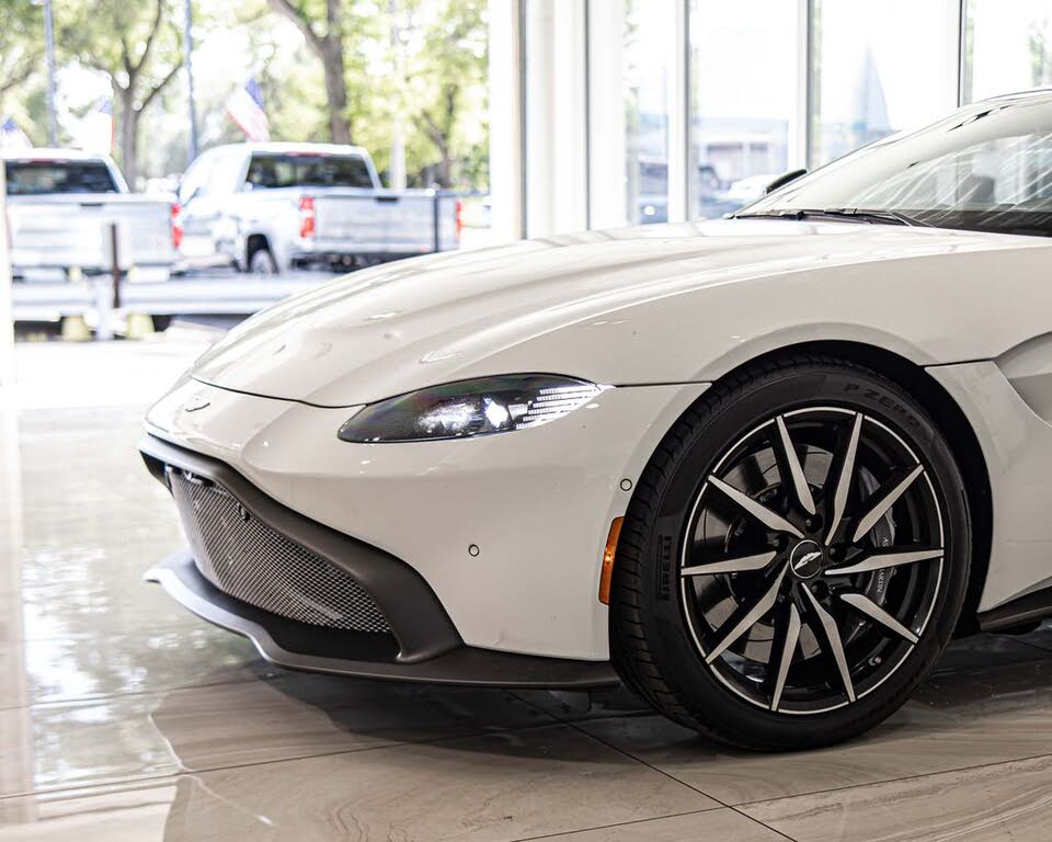 2019 Aston Martin Vantage RWD photo 4