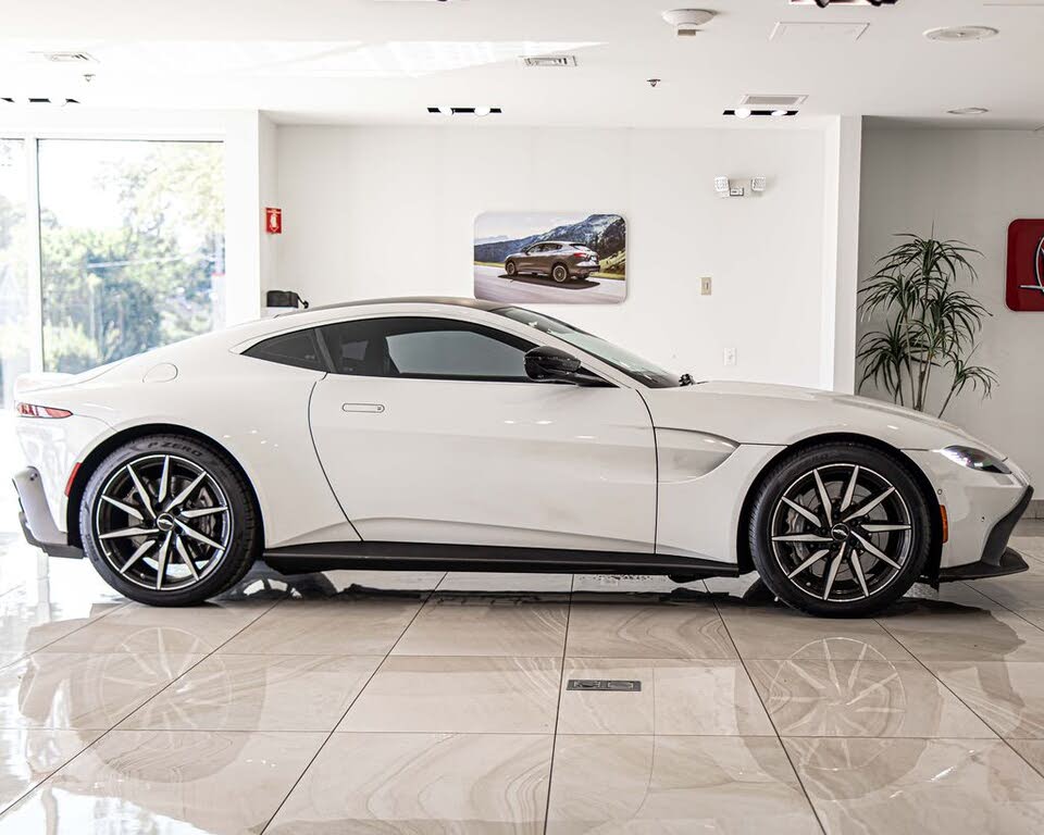 2019 Aston Martin Vantage RWD photo 9