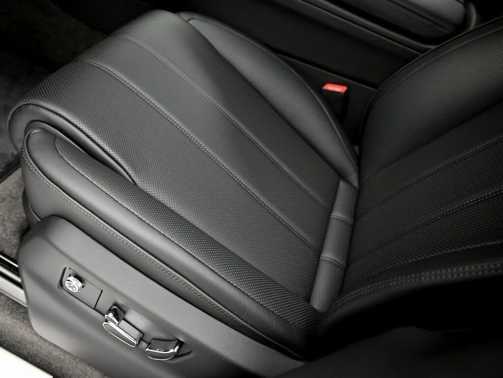 2025 Bentley Bentayga V8 AWD photo 18