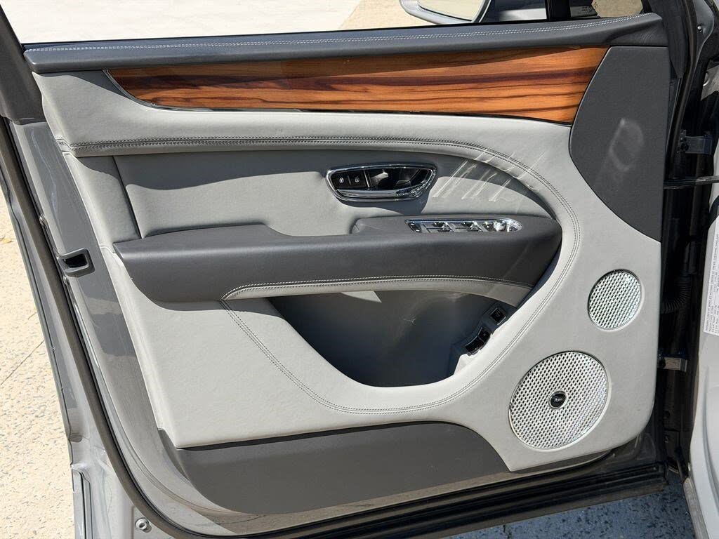 2025 Bentley Bentayga Azure V8 AWD photo 15