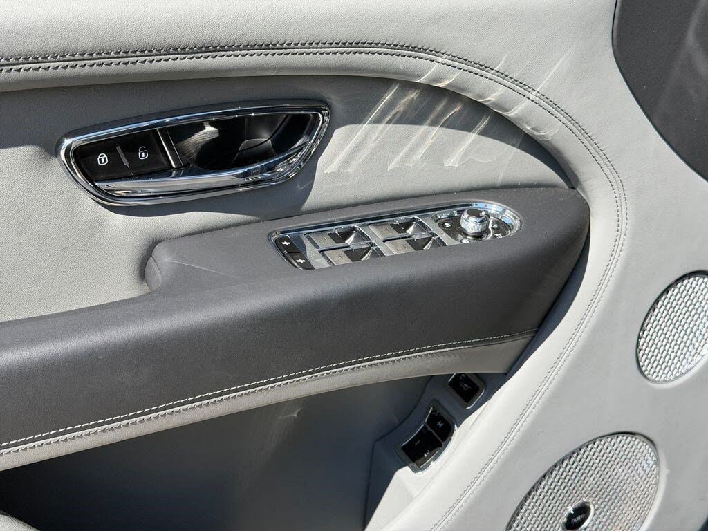 2025 Bentley Bentayga Azure V8 AWD photo 16