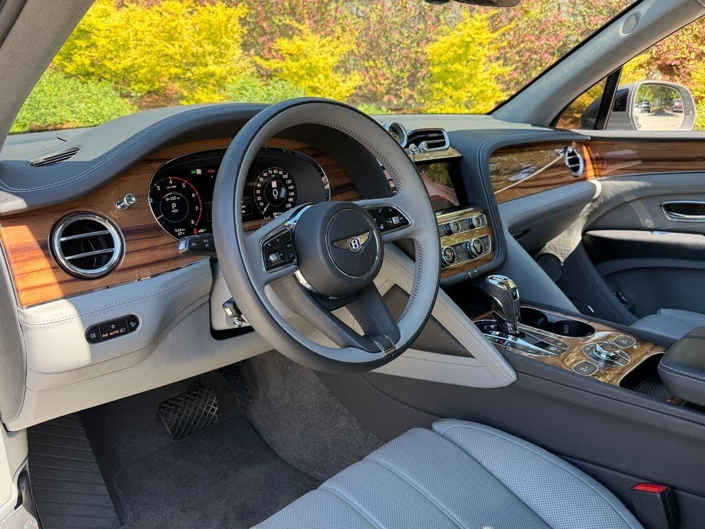 2025 Bentley Bentayga Azure V8 AWD photo 17