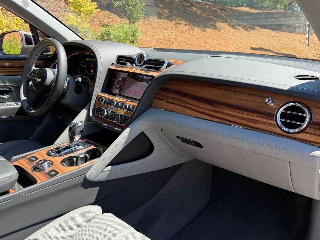 2025 Bentley Bentayga Azure V8 AWD photo 3