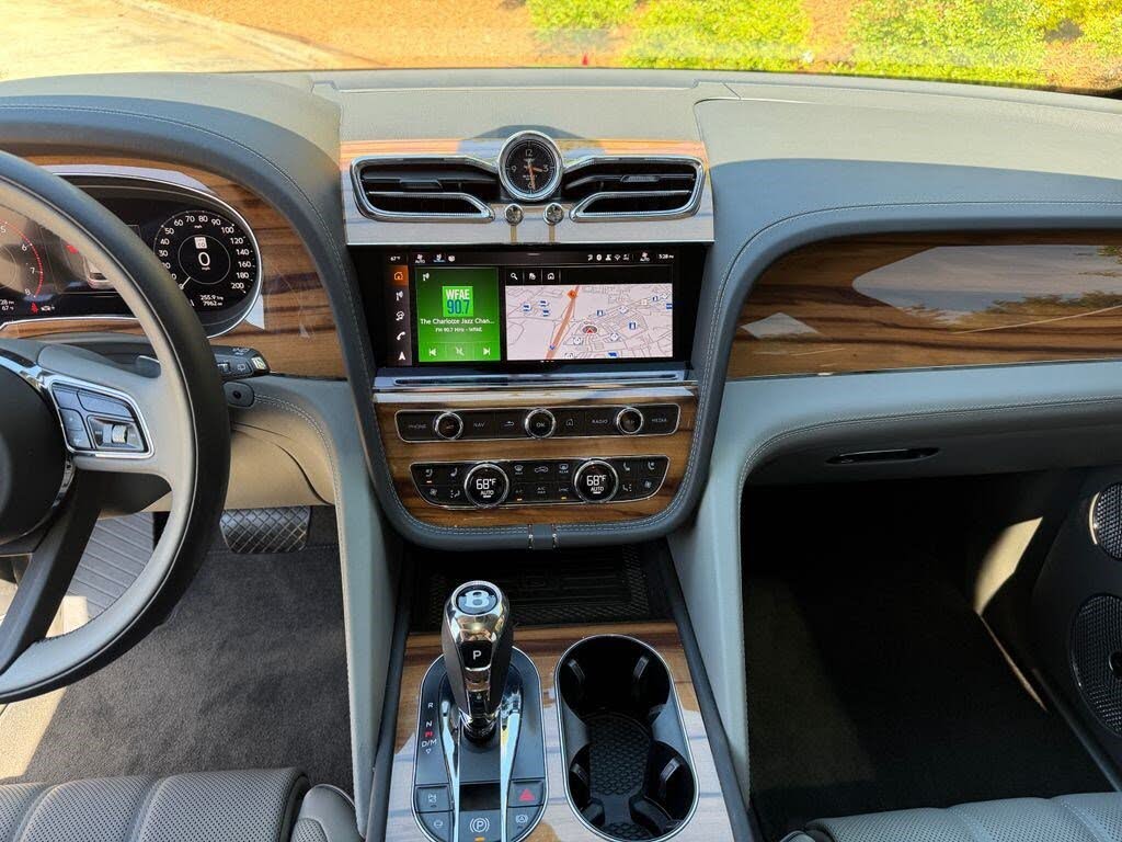 2025 Bentley Bentayga Azure V8 AWD photo 5