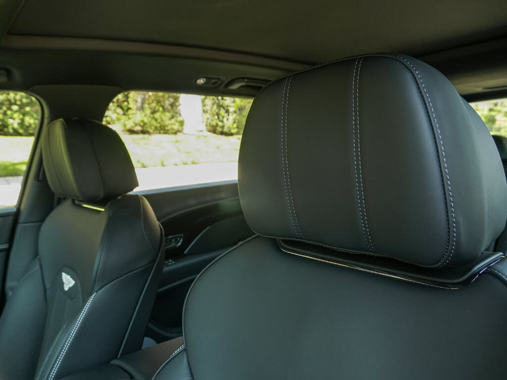 2025 Bentley Bentayga photo 22