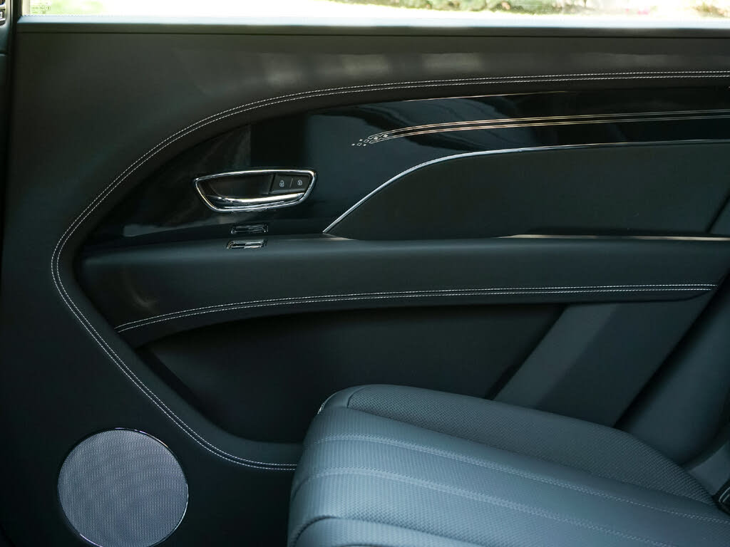 2025 Bentley Bentayga photo 24