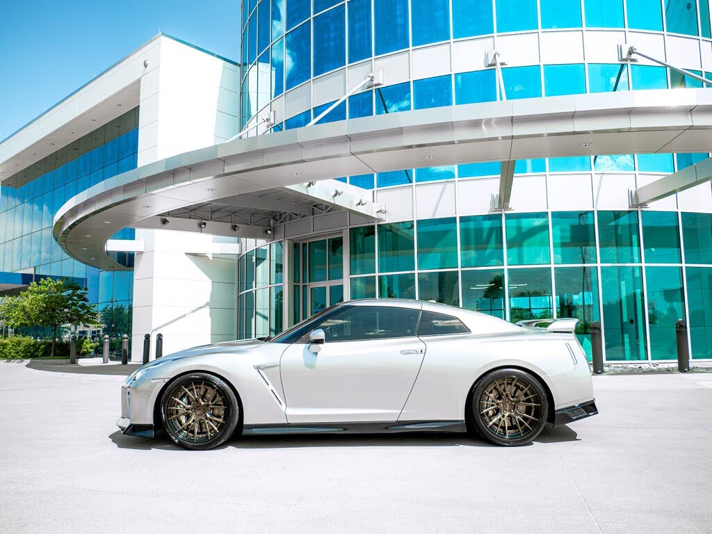 2020 Nissan GT-R Premium AWD photo 2