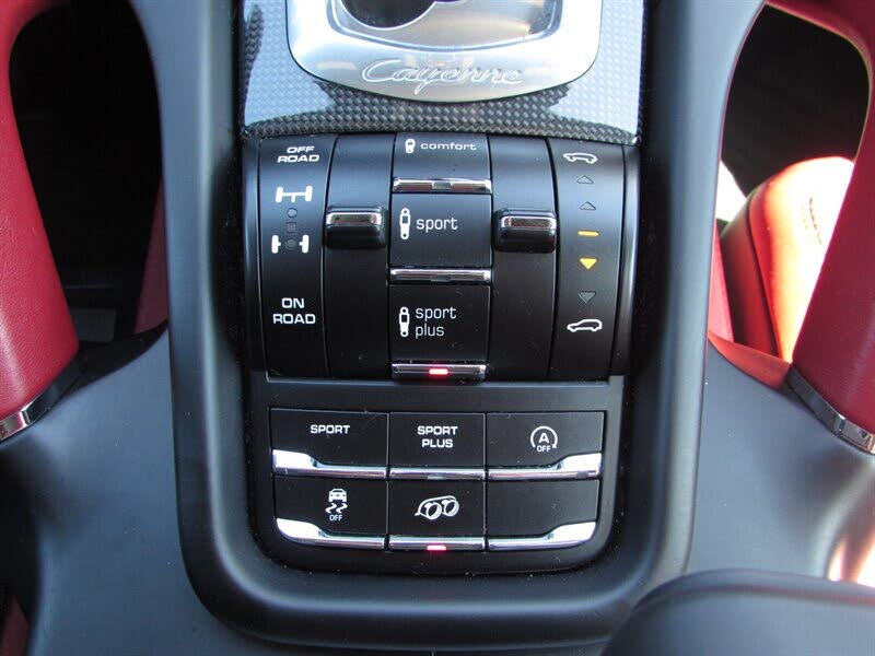 2016 Porsche Cayenne GTS AWD photo 23