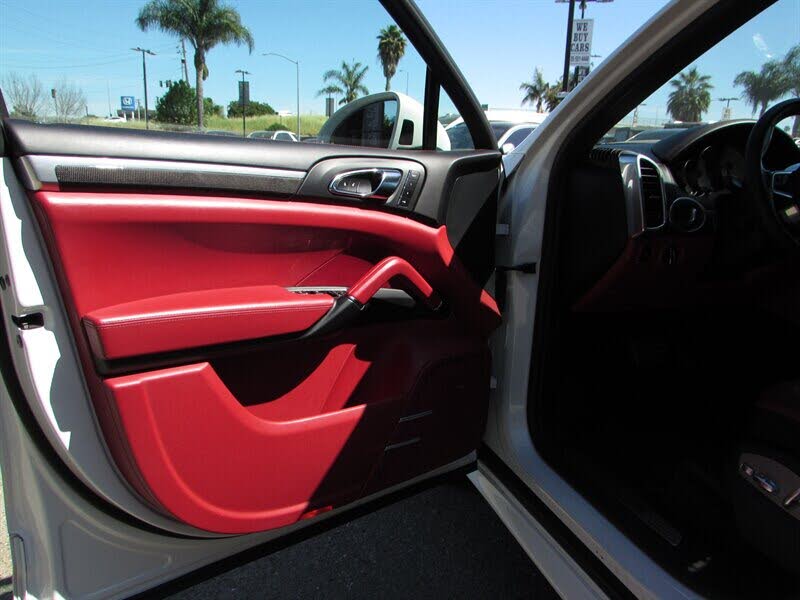 2016 Porsche Cayenne GTS AWD photo 5