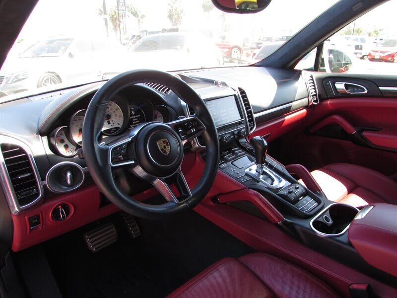 2016 Porsche Cayenne GTS AWD photo 9
