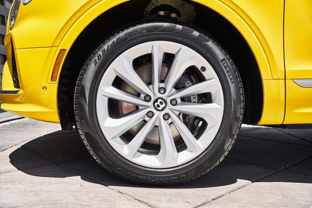 2023 Bentley Bentayga Azure V8 AWD photo 3