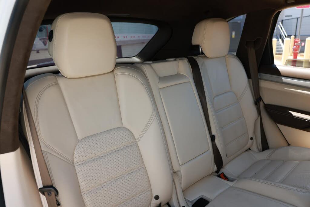 2014 Porsche Cayenne GTS AWD photo 16