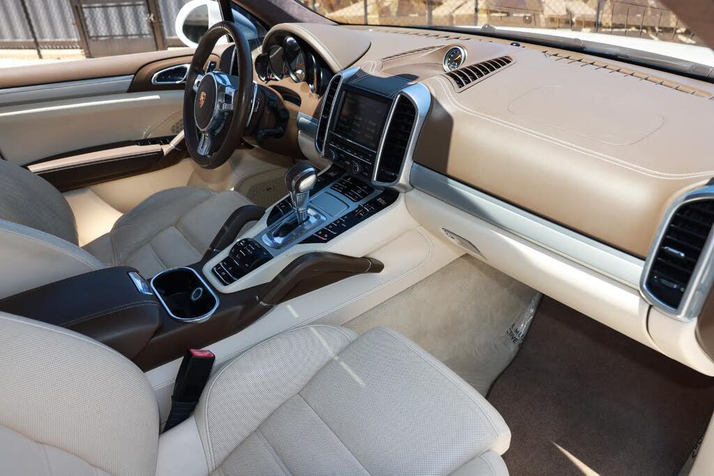 2014 Porsche Cayenne GTS AWD photo 18
