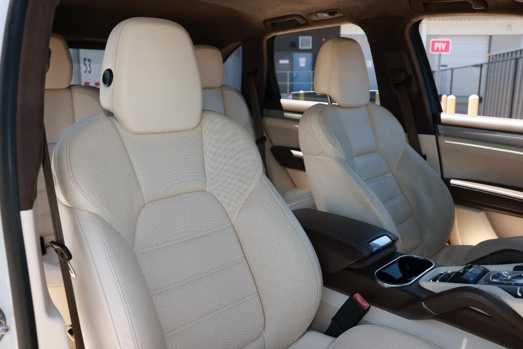 2014 Porsche Cayenne GTS AWD photo 20