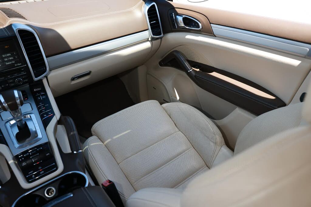 2014 Porsche Cayenne GTS AWD photo 23