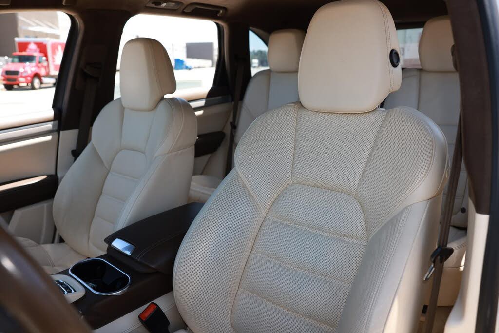 2014 Porsche Cayenne GTS AWD photo 8