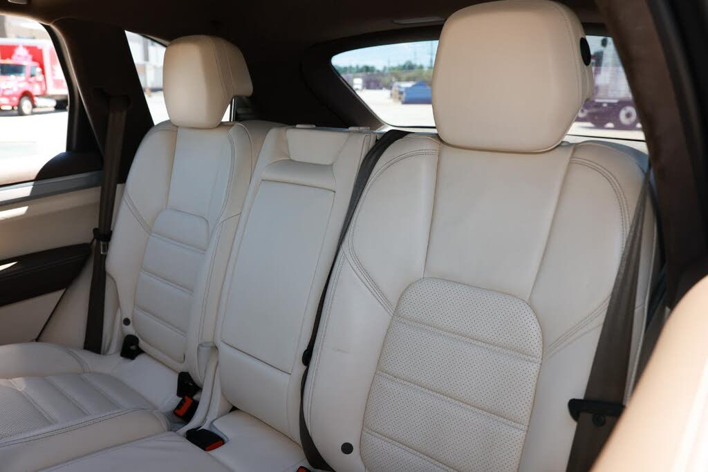 2014 Porsche Cayenne GTS AWD photo 10