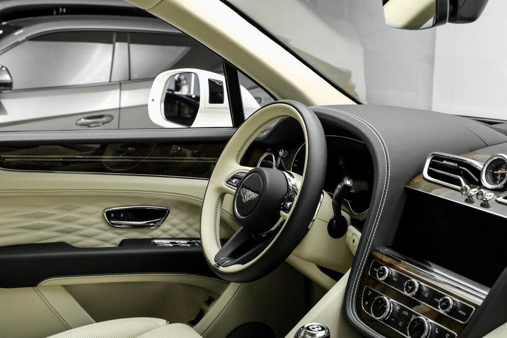 2024 Bentley Bentayga Azure V8 AWD photo 18
