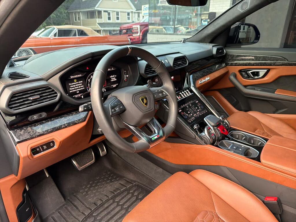 2022 Lamborghini Urus AWD photo 13
