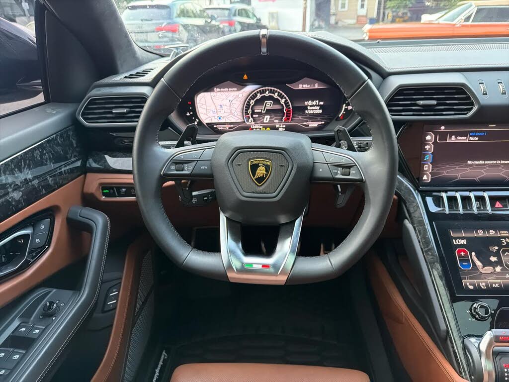 2022 Lamborghini Urus AWD photo 15