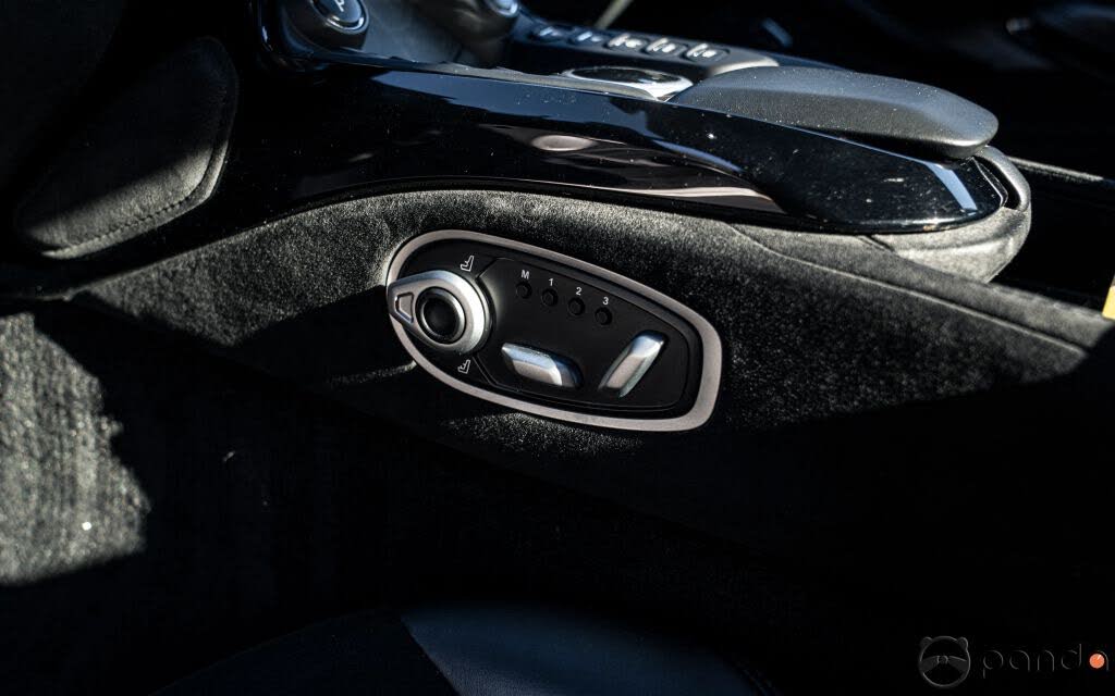 2019 Aston Martin Vantage RWD photo 16