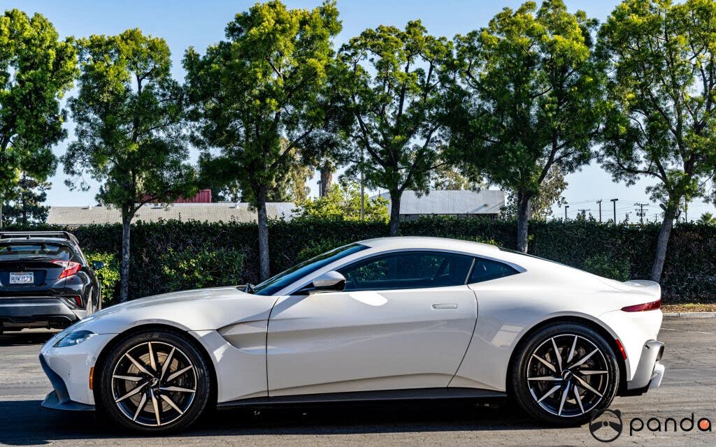 2019 Aston Martin Vantage RWD photo 3