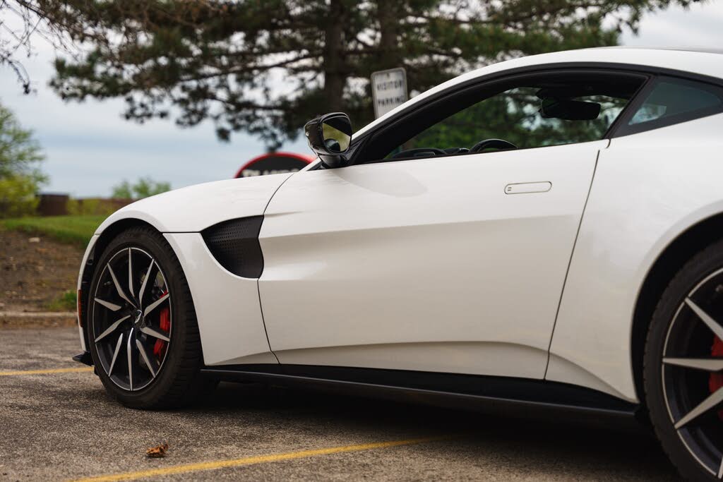 2019 Aston Martin Vantage RWD photo 12