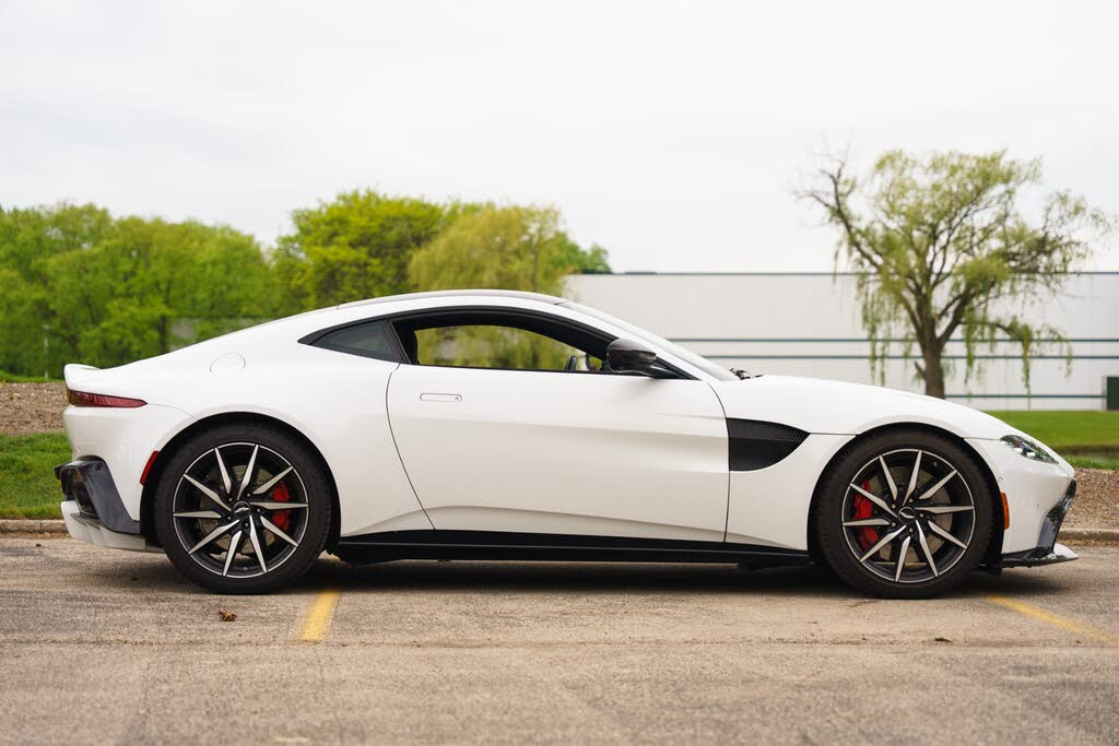 2019 Aston Martin Vantage RWD photo 17