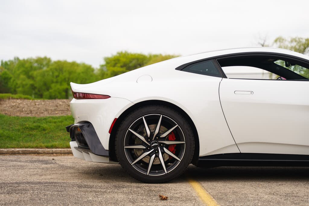 2019 Aston Martin Vantage RWD photo 18