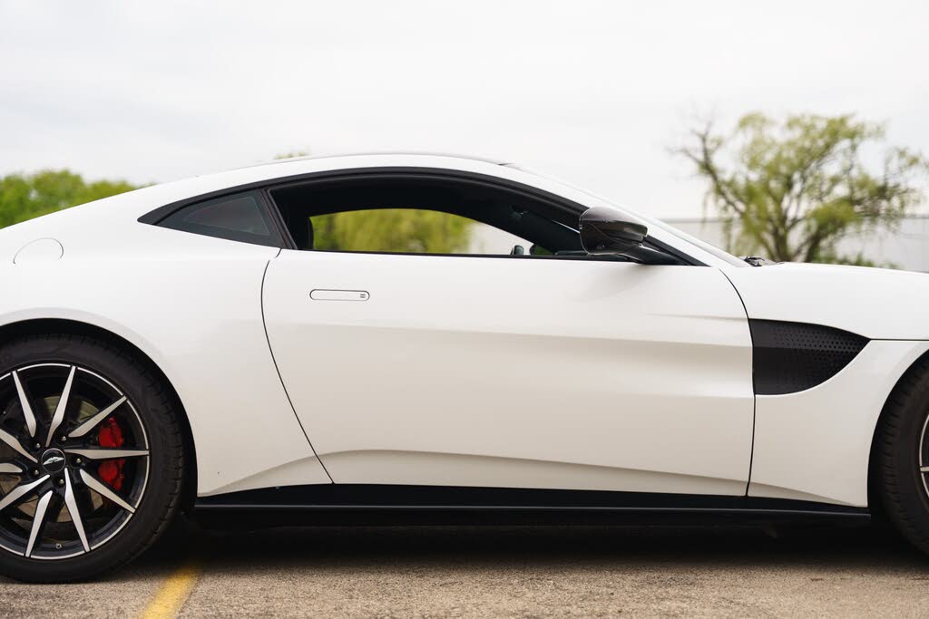 2019 Aston Martin Vantage RWD photo 19