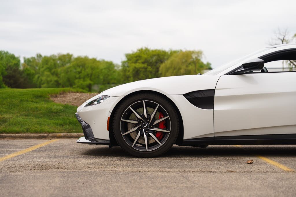 2019 Aston Martin Vantage RWD photo 3