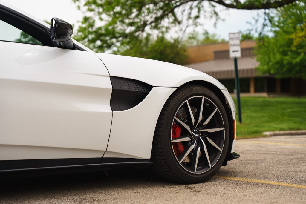 2019 Aston Martin Vantage RWD photo 24