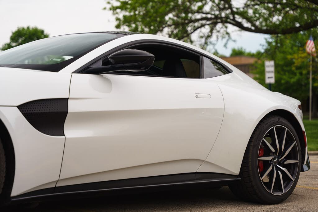 2019 Aston Martin Vantage RWD photo 8