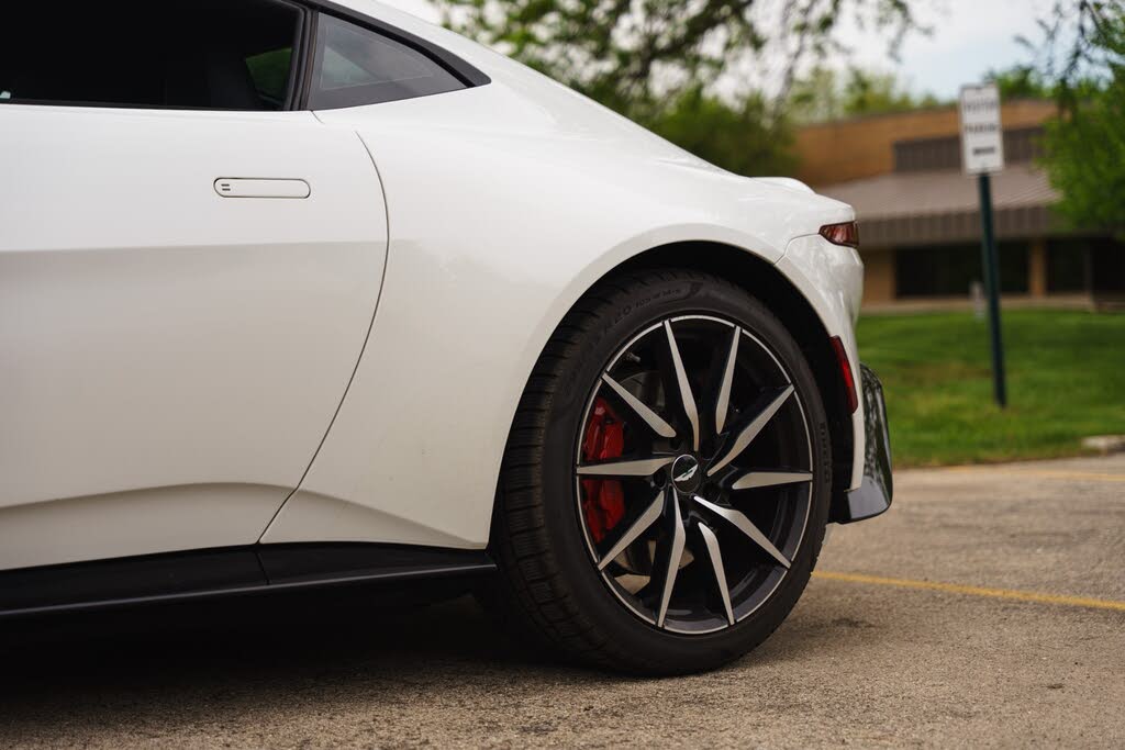 2019 Aston Martin Vantage RWD photo 9