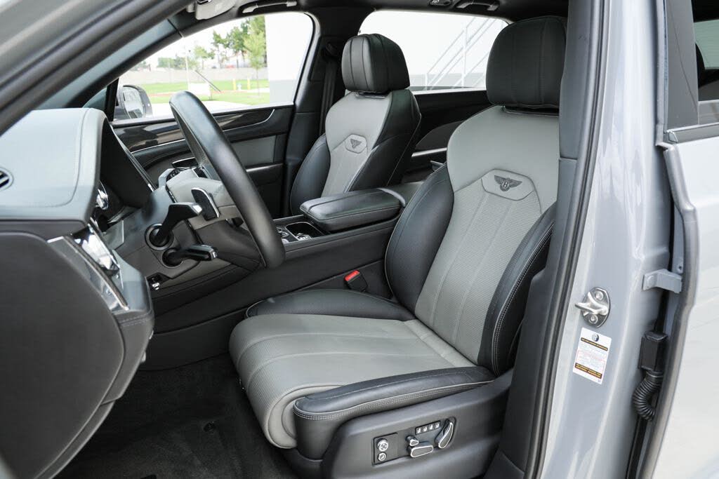 2023 Bentley Bentayga EWB Azure V8 AWD photo 17