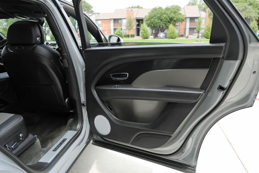 2023 Bentley Bentayga EWB Azure V8 AWD photo 24