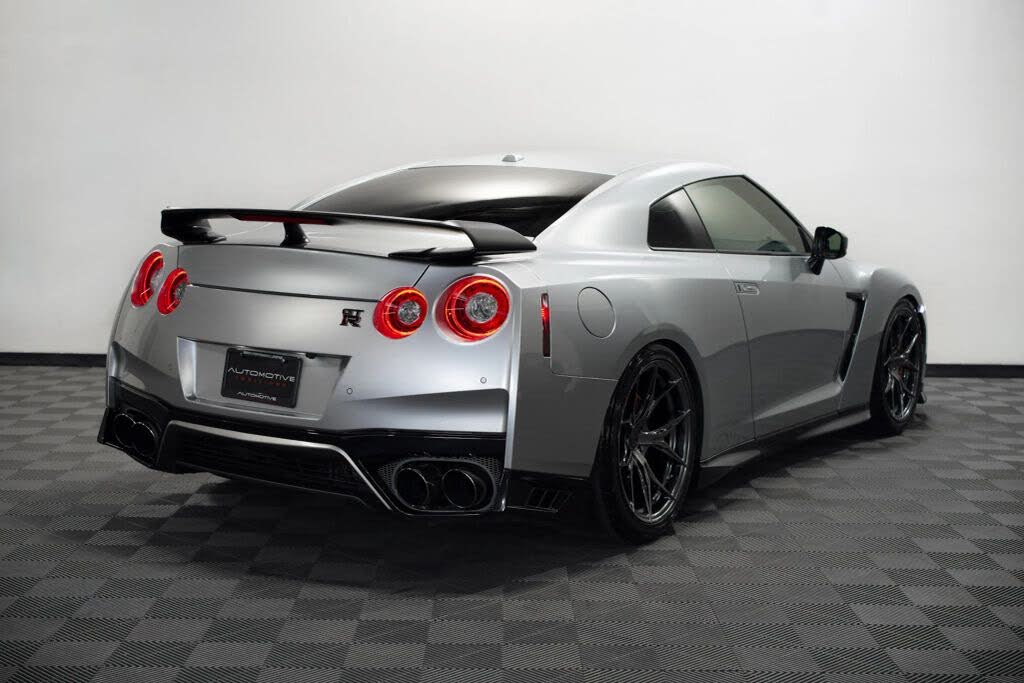 2020 Nissan GT-R Premium AWD photo 11
