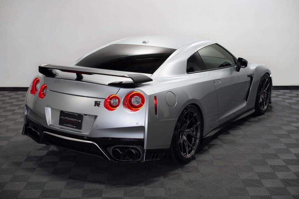 2020 Nissan GT-R Premium AWD photo 13